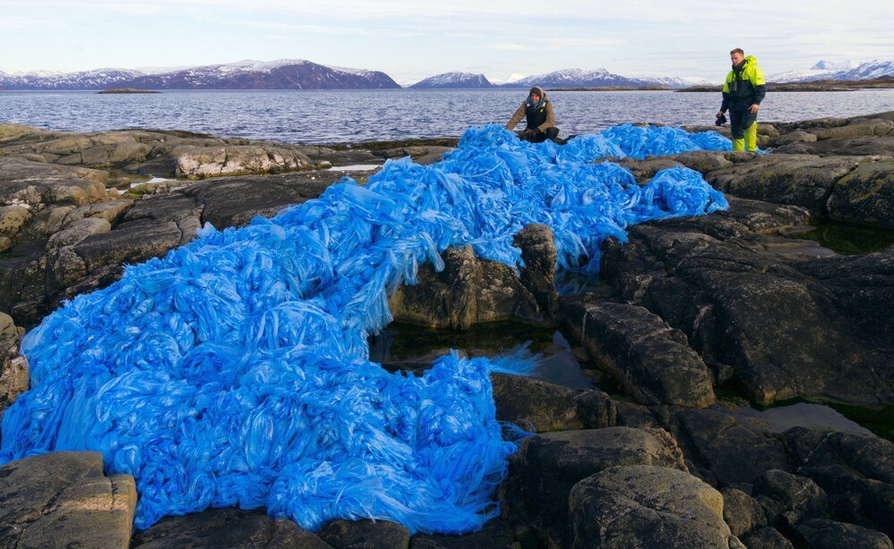 Fant gedigent plastflak på et skjær i sjøen – vet ikke hvor det kommer fra