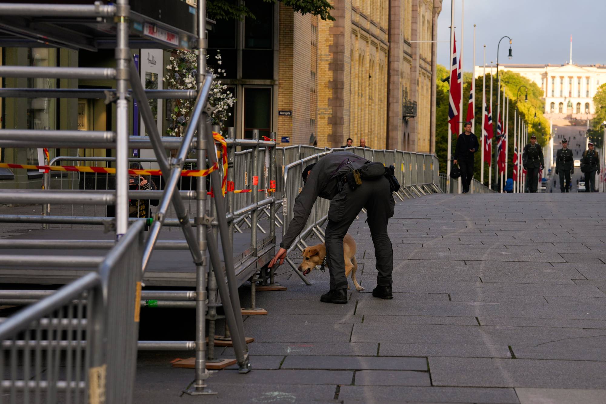 Politiet på Karl Johan i Oslo sentrum før begravelsen til Harald V.