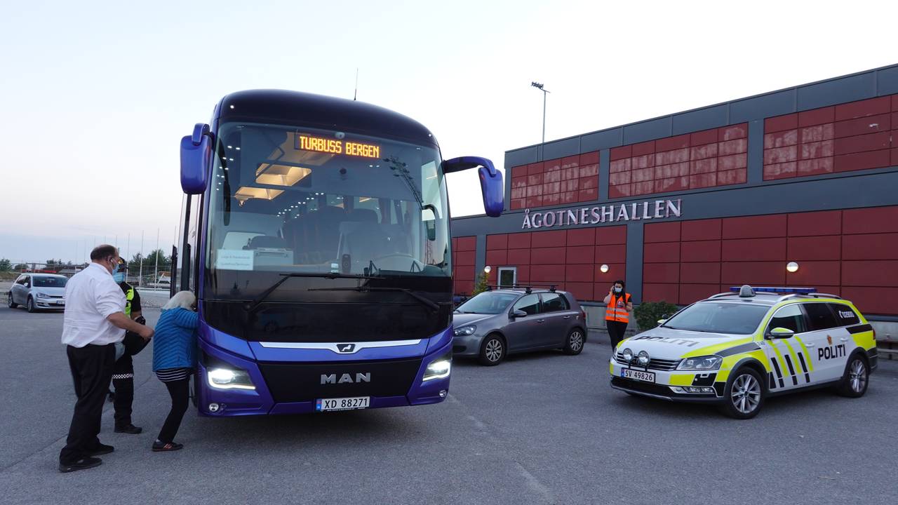 Evakuerte blir transportert i buss fra Ågonteshallen etter brannen i Øygarden