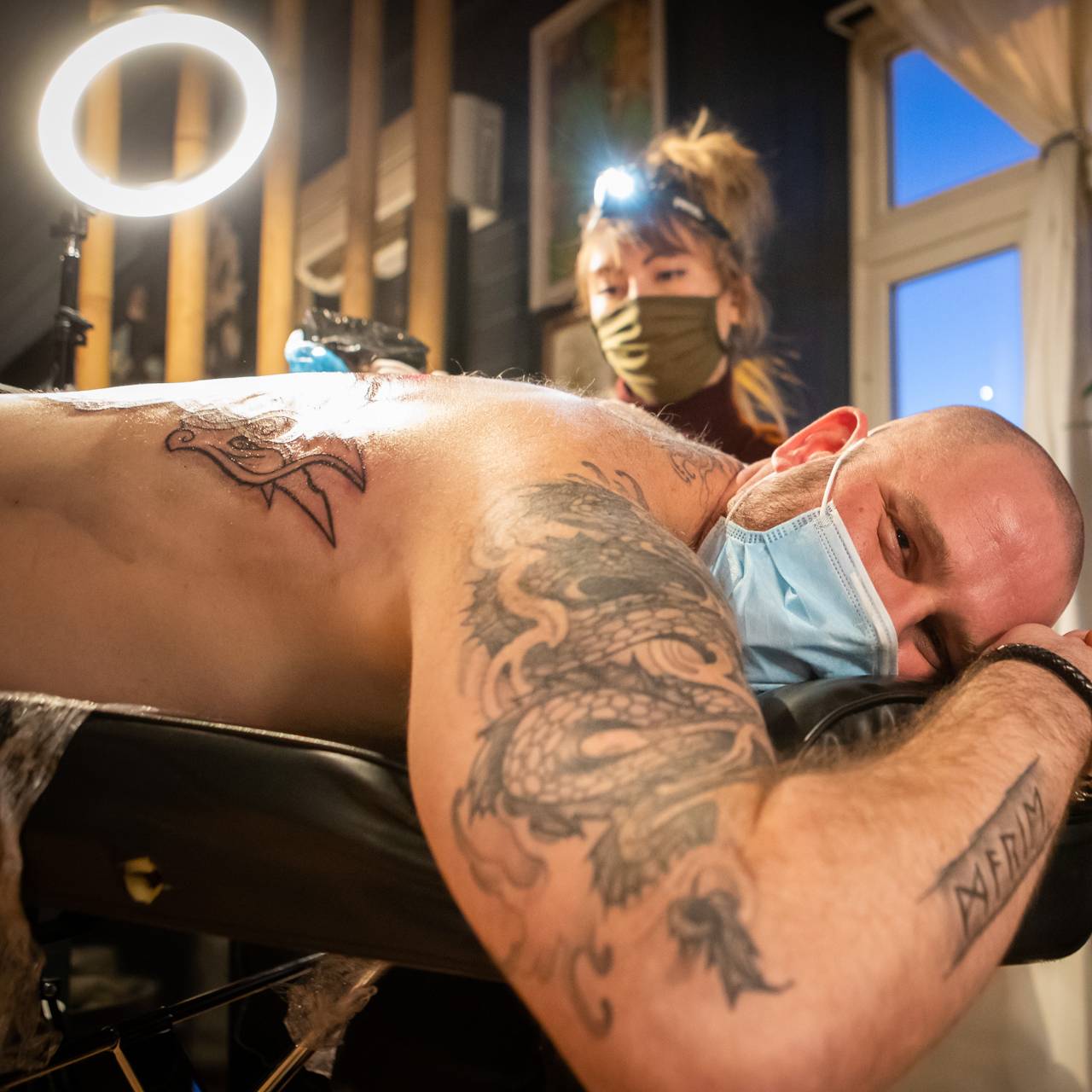 Tomas med Midgardsormen på høyre overarm