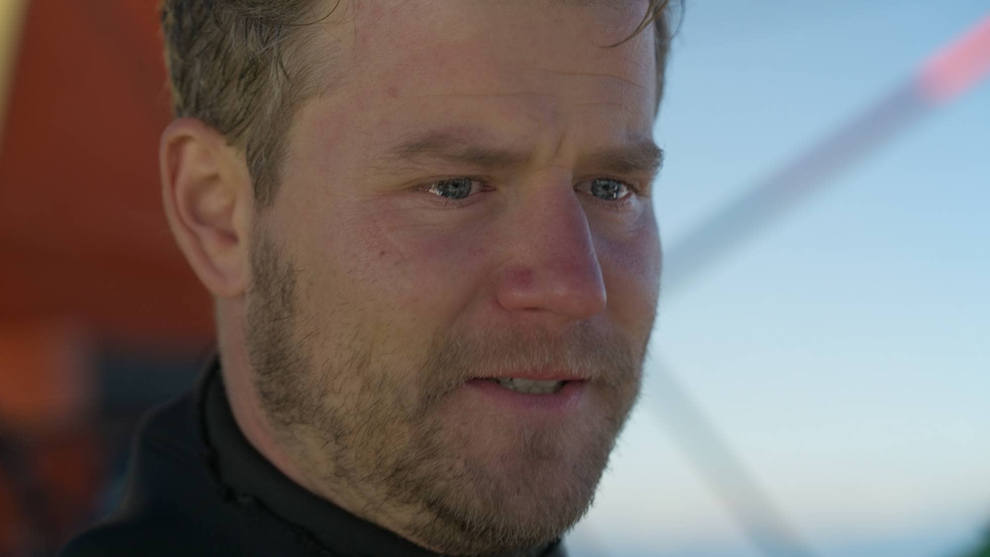 nærbilde av en mann som gråter