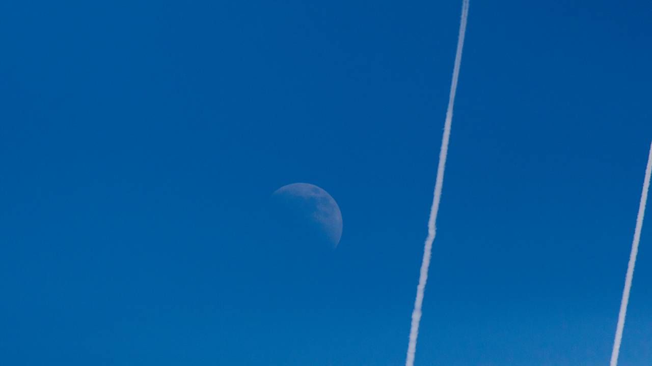To flystriper i lufta.