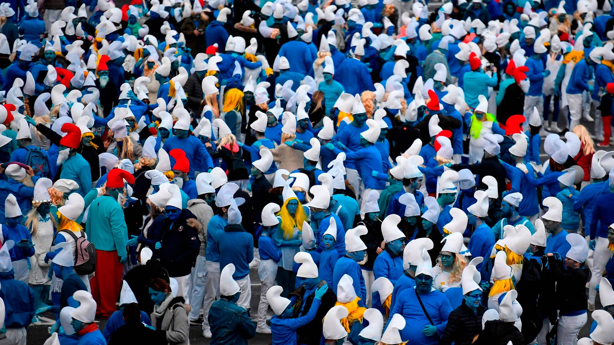 1 июля 2008 год. Толпа смурфиков. Самое большое количество людей одетых в Смурфов. Люди Смурфы. Самое большое Кол-во людей одетых в Смурфов.