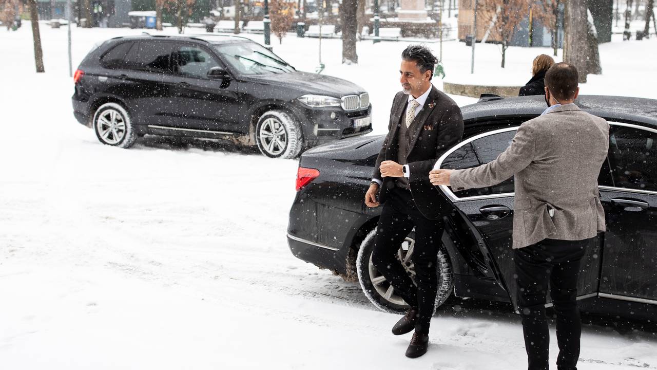 Abid Raja på vei inn til Nationaltheatret 17. februar 2021.