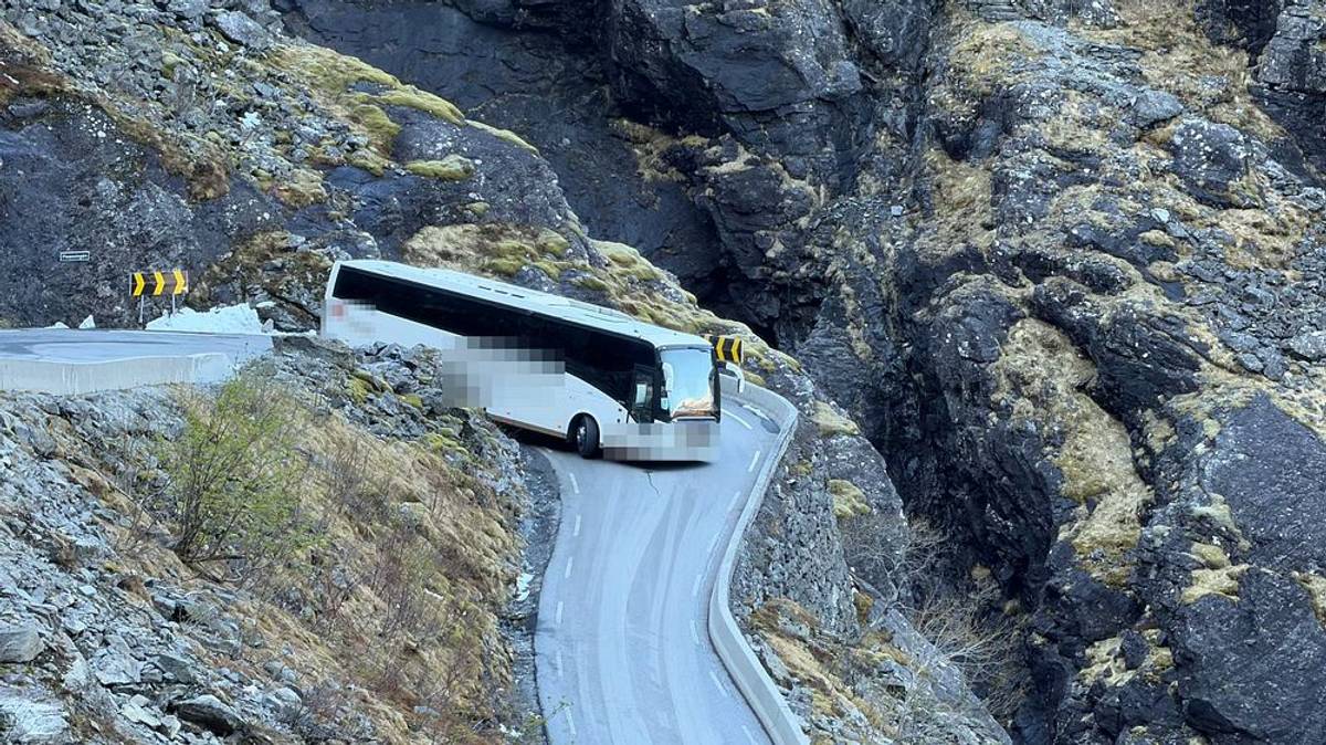 Turistbuss har køyrt seg fast i Trollstigen