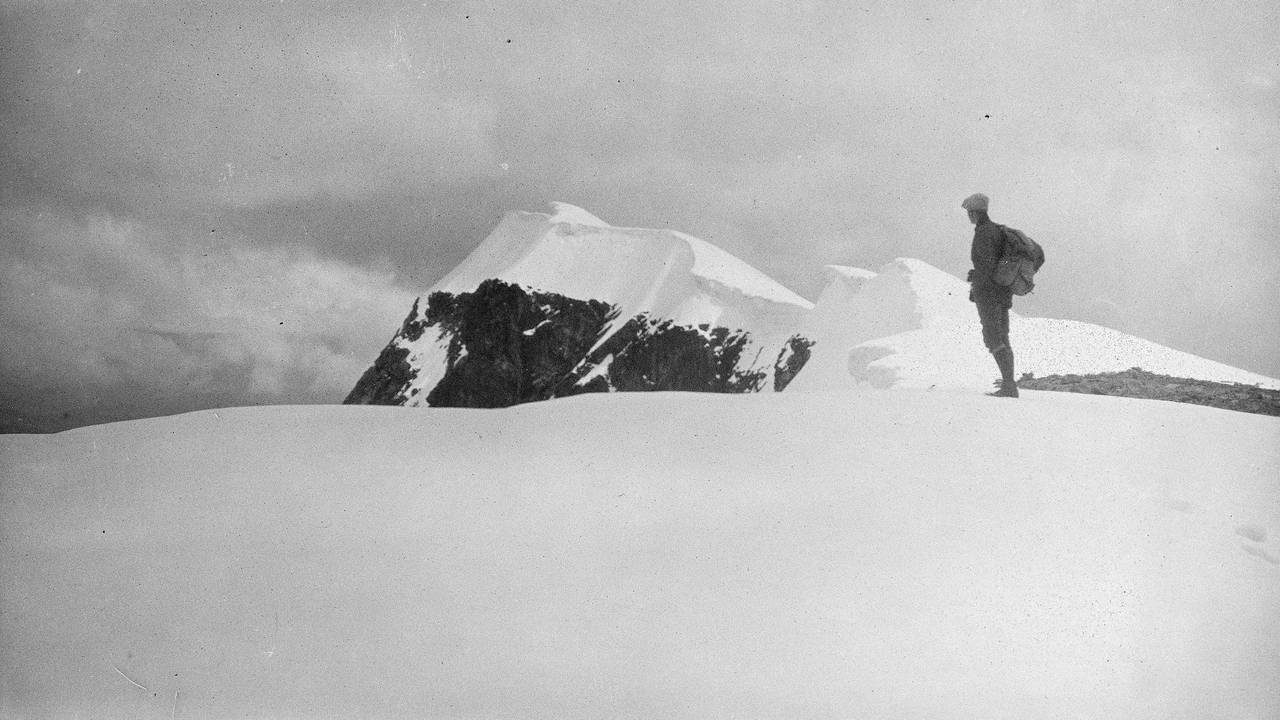 Mann står på toppen av Glittertind i 1917.