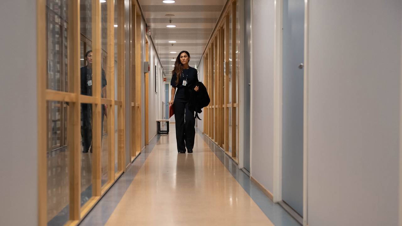 Jasmina Holten går i korridoren på Sentrum politistasjon i Oslo.
