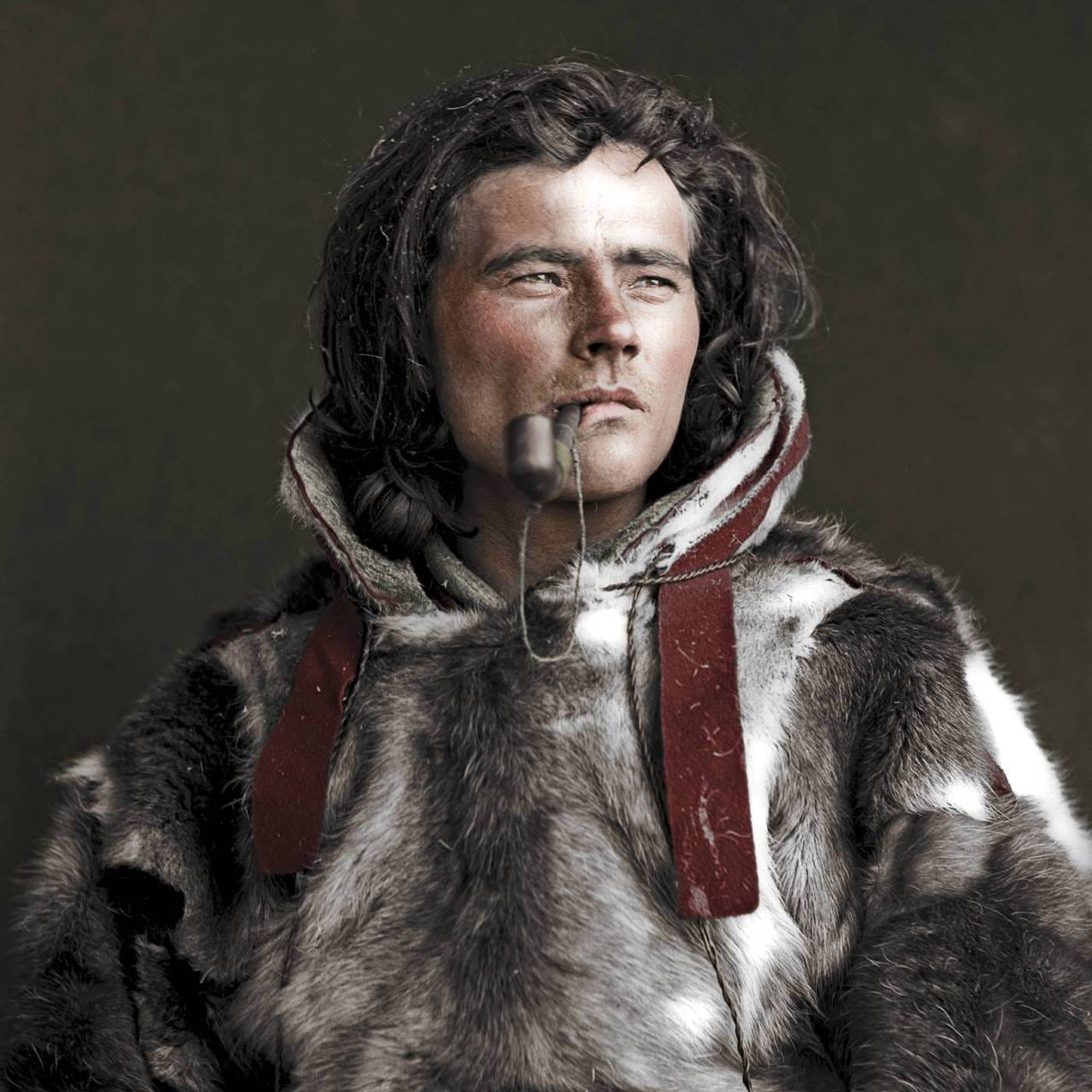 Jose Henriksen Buljo, fotografert av Sophus Tromholt, gjengitt i boken «Folket under nordlyset»/«Álbmot guovssahasa vuolde» av Per Ivar Somby
