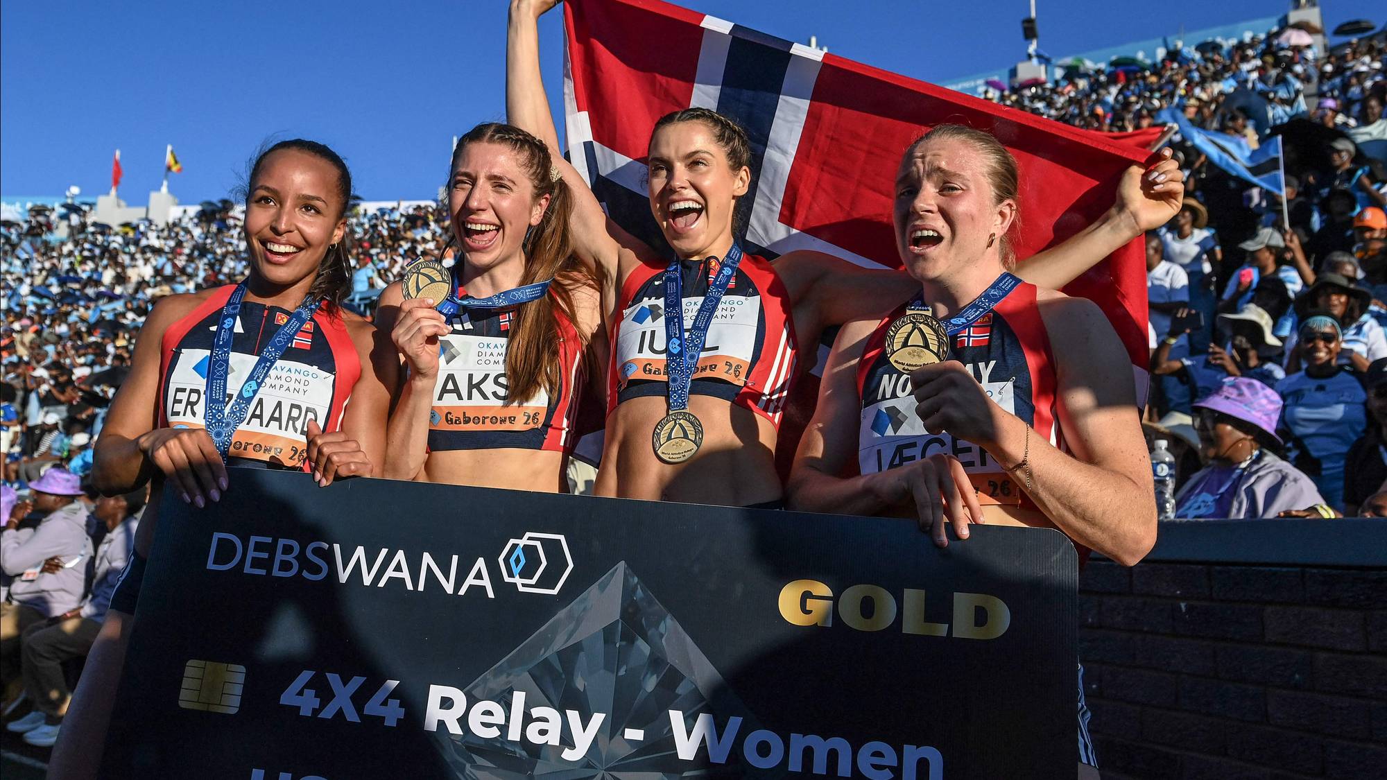fire kvinner med norsk flagg