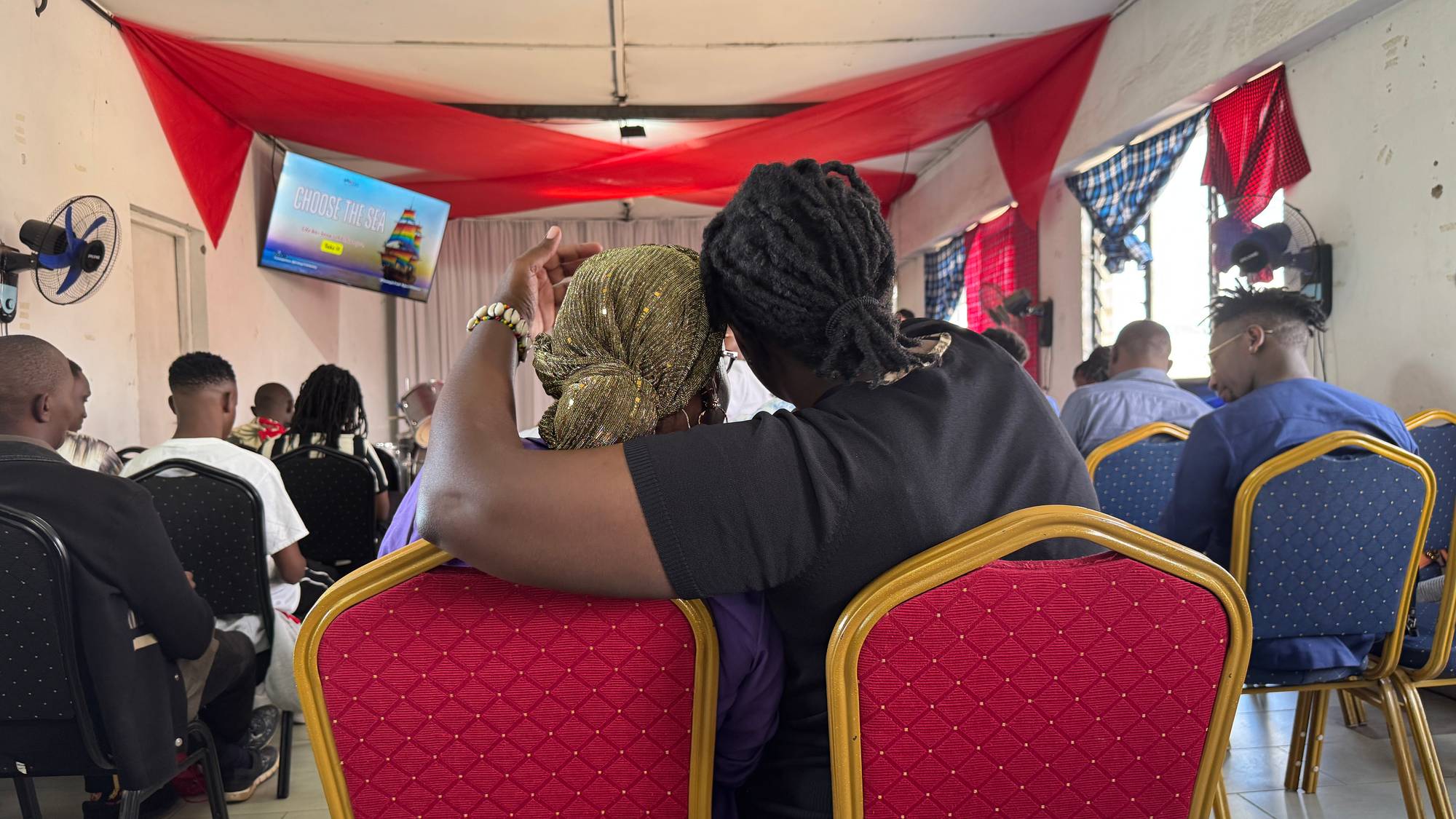 Eit kjærestepar klemmar kvarandre i ei kyrkje for skeive i Nairobi