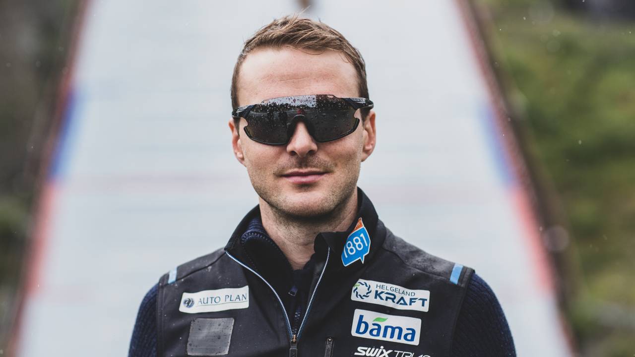 Jørgen Graabak med solbriller foran hoppbakken i Granåsen