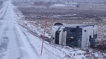 En person er sendt til legevakt etter at en buss med to passasjerer kjørte av veien på E10.