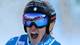 Marco Trovati / AP / NTB En skiløper står klart til start med en hjelm og solbriller. Skjorten er i en lys blå farge, merket med sponsorlogoer. Bakgrunnen er uskarp, men antyder en skiheis og snødekt bakke. Bildet fanger en øyeblikk av forberedelse før renn. (Bildebeskrivelsen er laget av en KI-tjeneste)