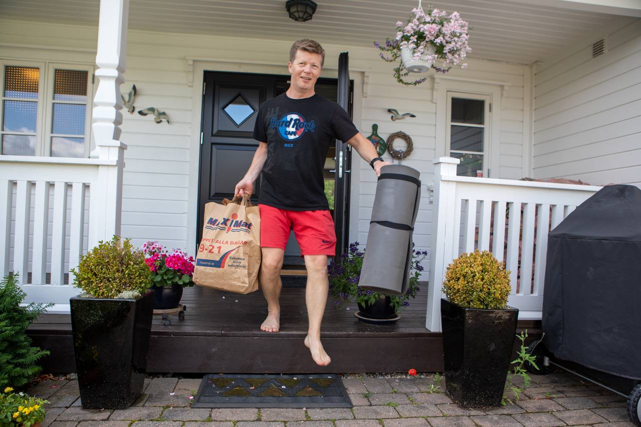 Trond bærer bagasje ut av huset.