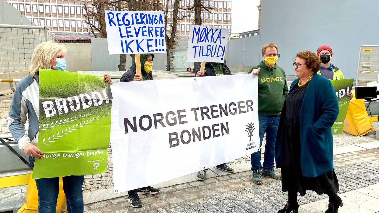 Bollestad blir møtt av demonstranter i Oslo.