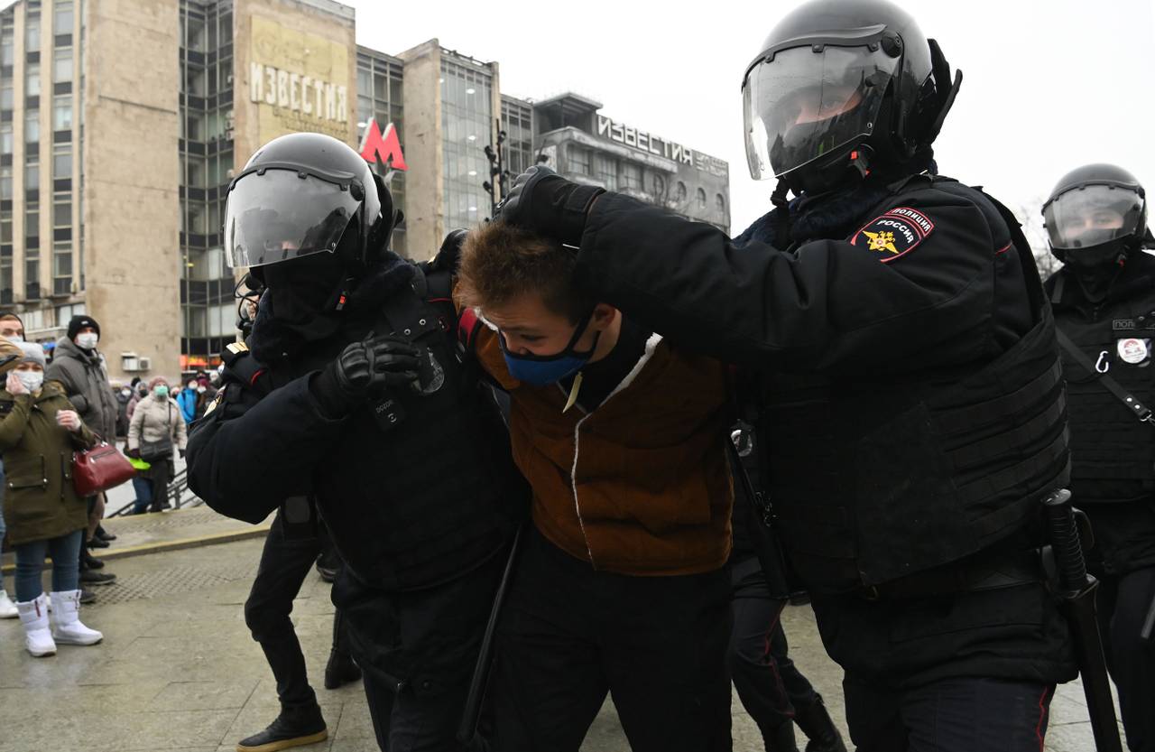 Russisk opprørspoliti pågriper en demonstrant i sentrum av Moskva. 