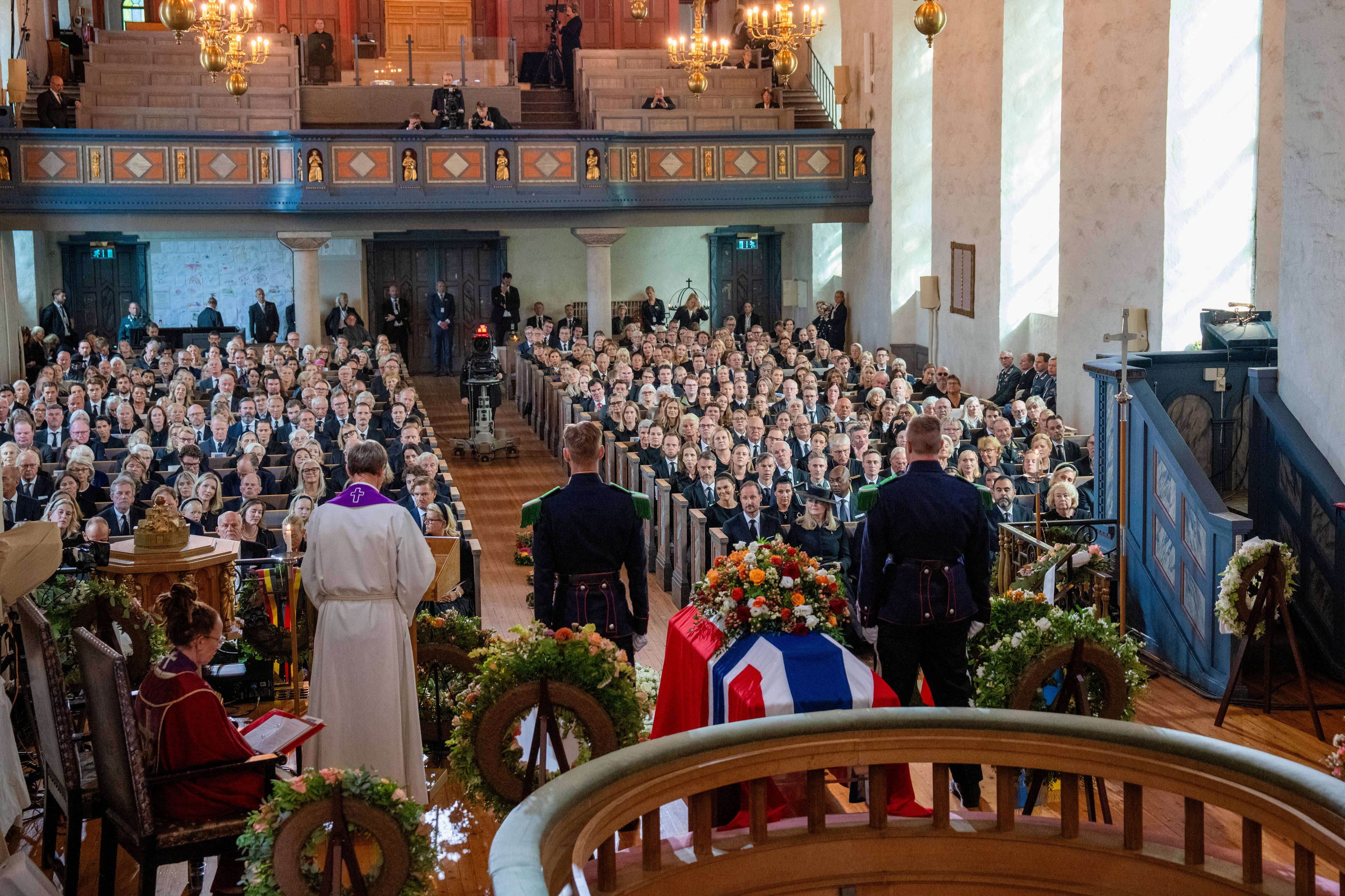 fullsatt kirke fotografert fra podiet