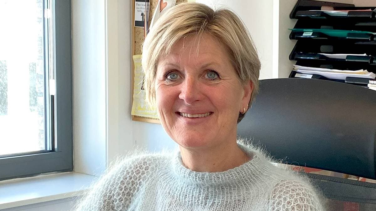 – Står i en brutal spagat