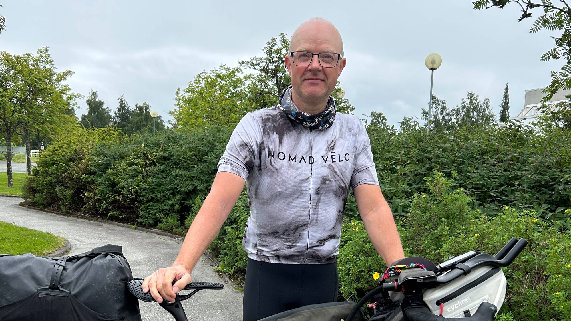 Viggo Vea med sykkelen før Transconintental race starter i Trondheim