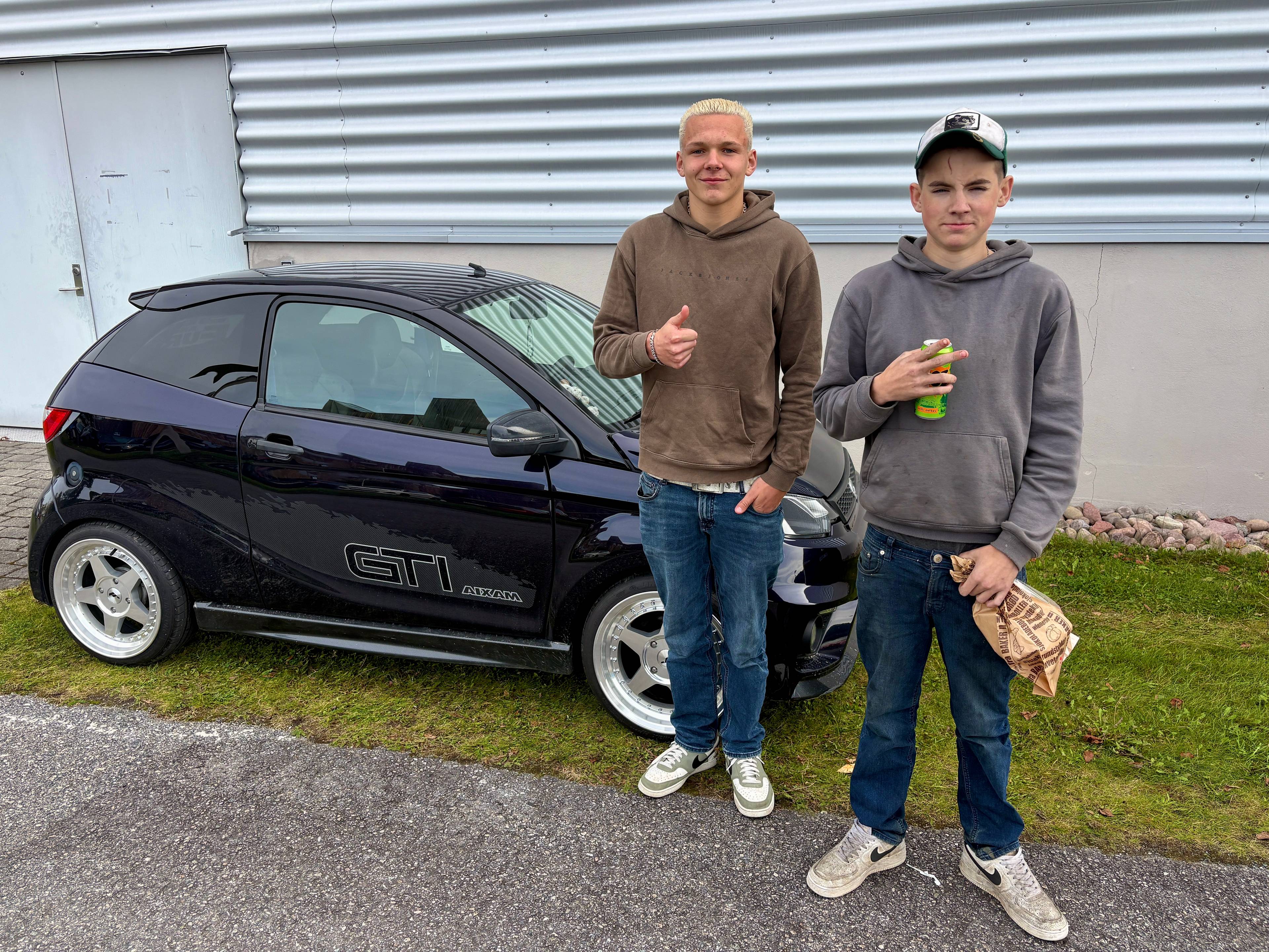 Benjamin Brekka og Adrian Låstad Øksenholdt utenfor mopedbilen på Notodden videregående skole.