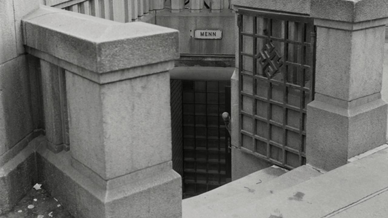 Stortings plass. Tostrups uteservering, populært kalt «Dasslokket» med nedgang til det offentlige, underjordiske toalettet under plassen. September 1966.