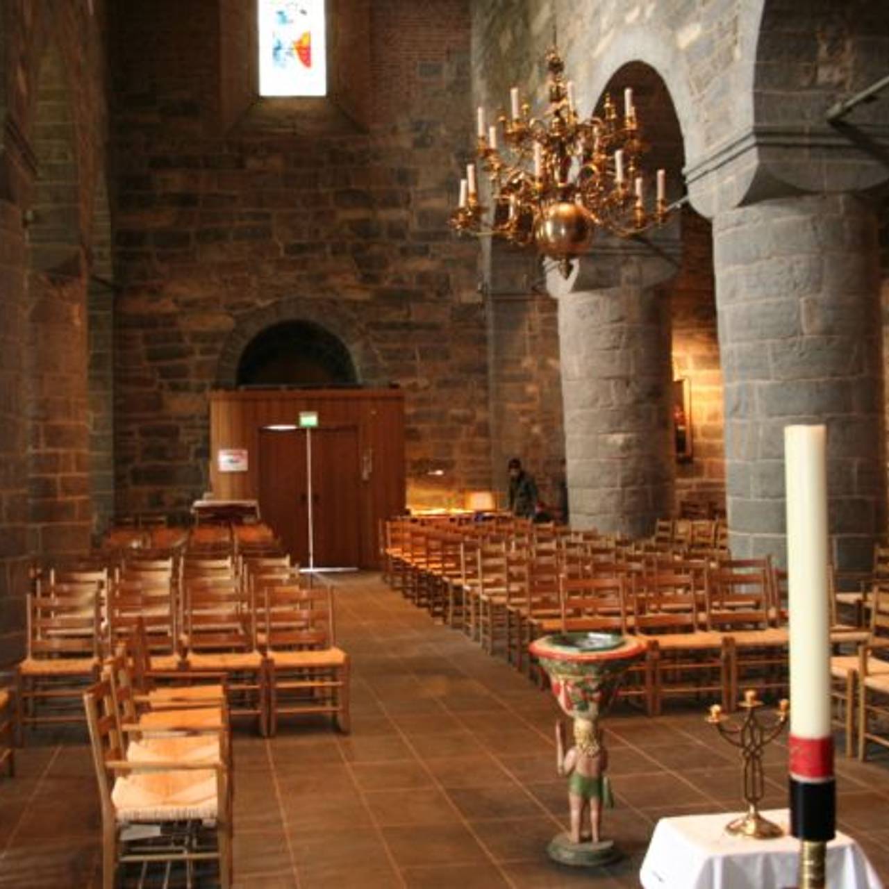 Innsiden av Gamle Aker kirke.