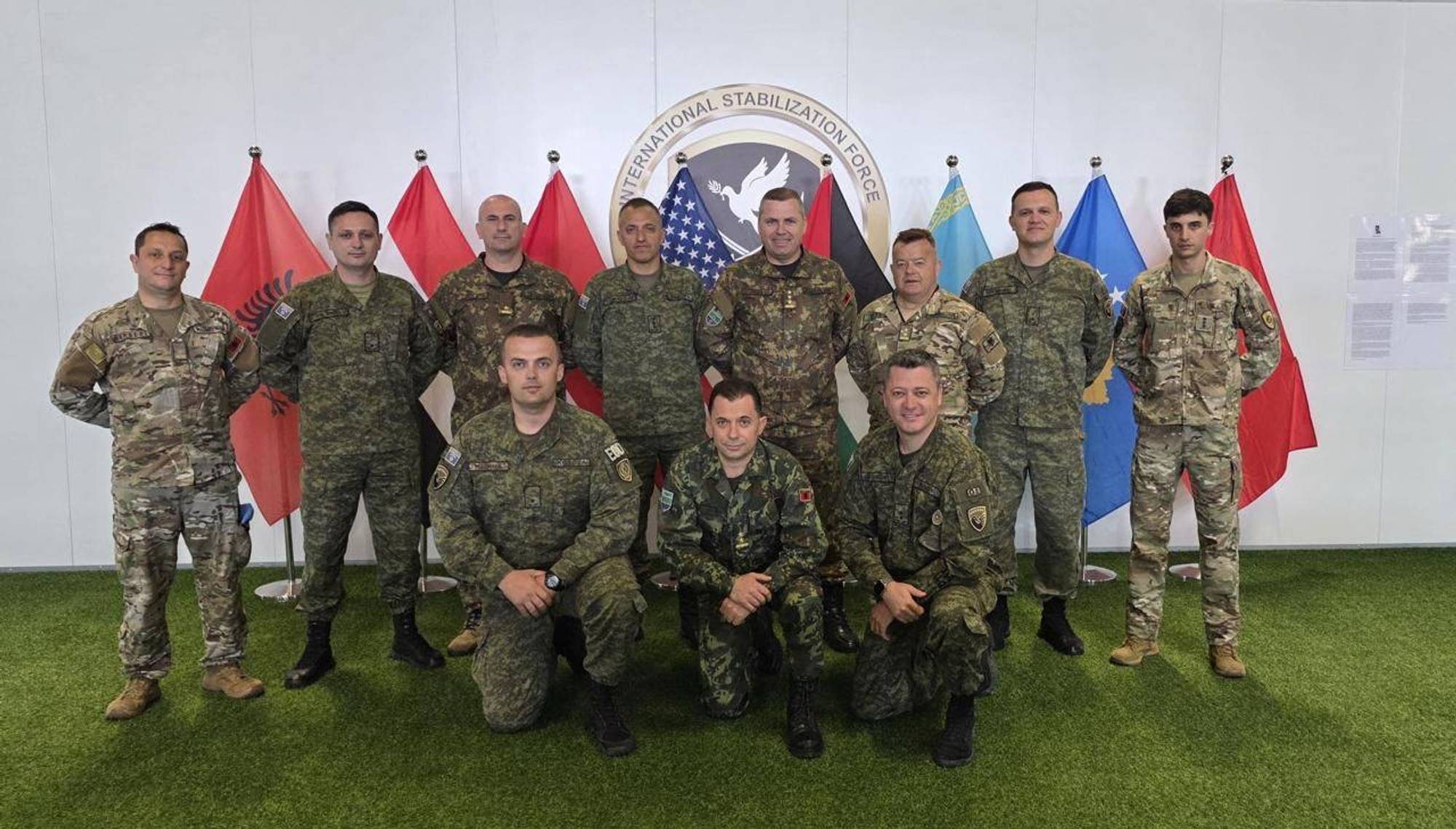 Soldater fra Kosovo oppstilt for et bilde