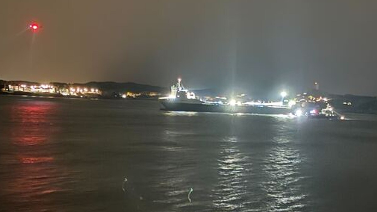 Det grunna lasteskipet utanfor Karmøy er slept til kai