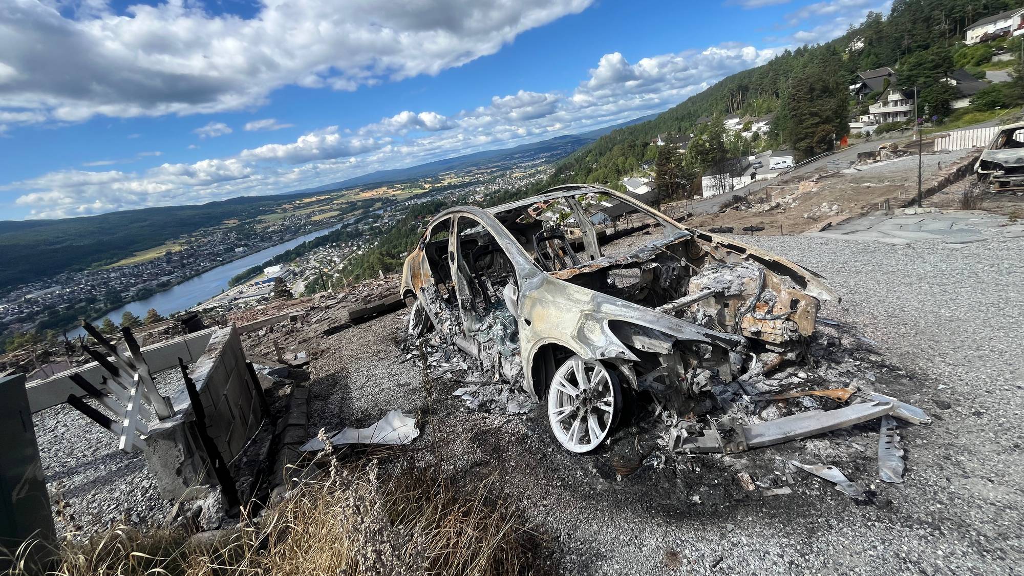 Inne i ruinene i Krokstadelva etter brannen