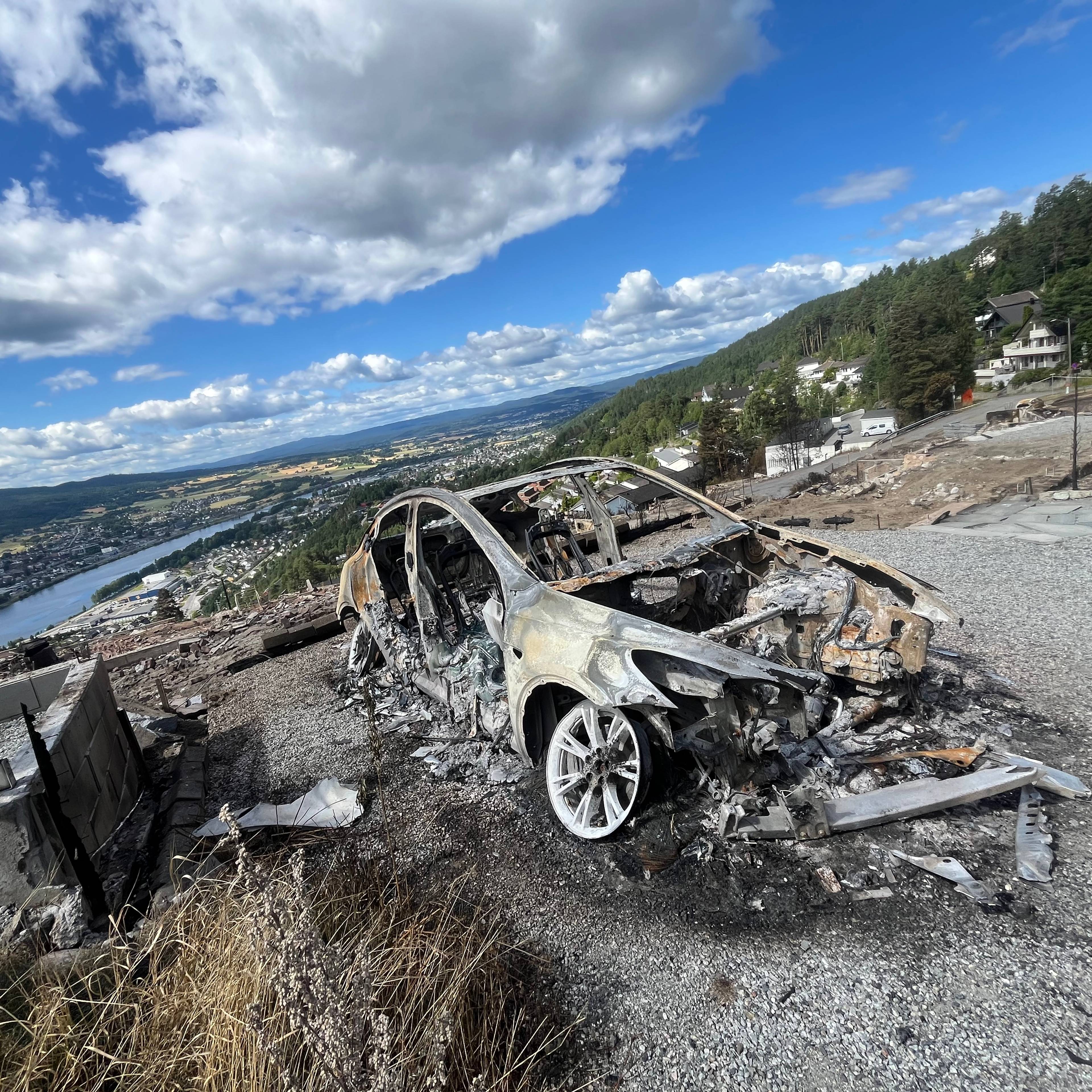 Inne i ruinene i Krokstadelva etter brannen