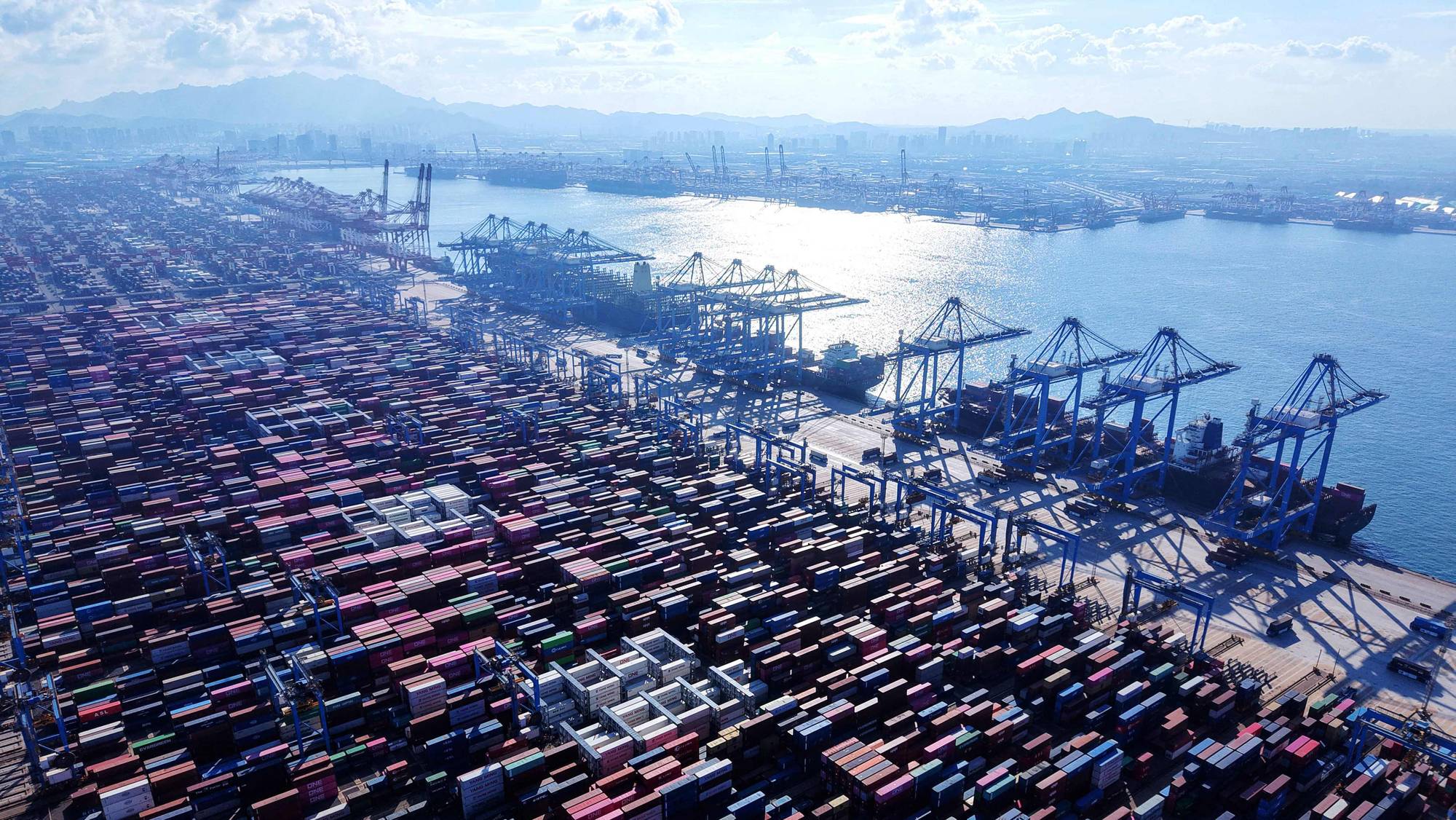 Containerskip ligger side om side ved havnen i Qingdao i Shandong-provinsnen. Bildet er tatt i juli 2025.