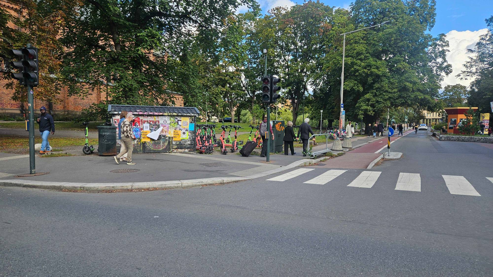 En opphopning av elsparkesykler ved området der kjøretøyforbudet starter i Oslo