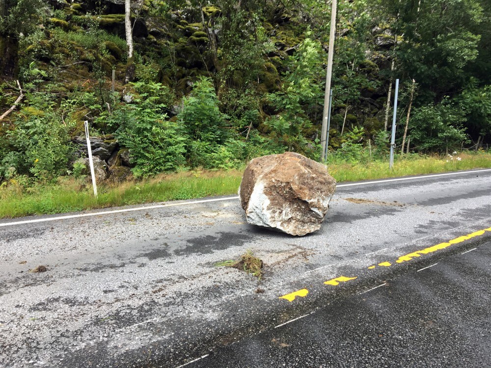 Bil truffet av stein – person skadet