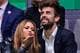 Manu Fernandez / AP,NTB Shakira og Gerard Piqué sitter side om side under en begivenhet. Shakira kaster et kyss mot kamera. Piqué ser opp og til siden. De er begge kledd pent. (Bildebeskrivelsen er laget av en KI-tjeneste)