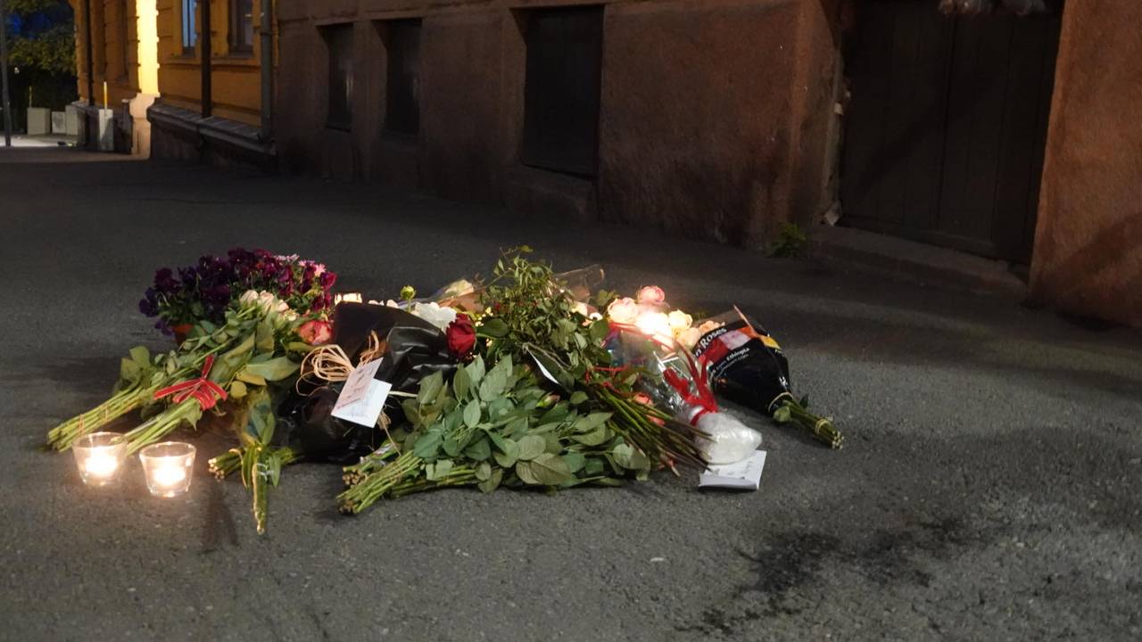 Blomster er onsdag kveld lagt ned i Tostrups gate etter Frogner-drapet.