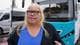 Sofie Retterstøl Olaisen Beate Bø Nilsen står i blå kjole og svart cardigan foran en tom blå buss fra Boreal der det står "ikke i trafikk" på Sortland busstasjon.
