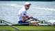 Heiko Junge / NTB En mann i en robåt ror på vannet. Han har på seg en hvit t-skjorte med det norske flagget på ermet og blått tøy. Bakgrunnen viser vann og en grønn plakat med "TOKYO 2020". Han har på seg solbriller og en caps. (Bildebeskrivelsen er laget av en KI-tjeneste)
