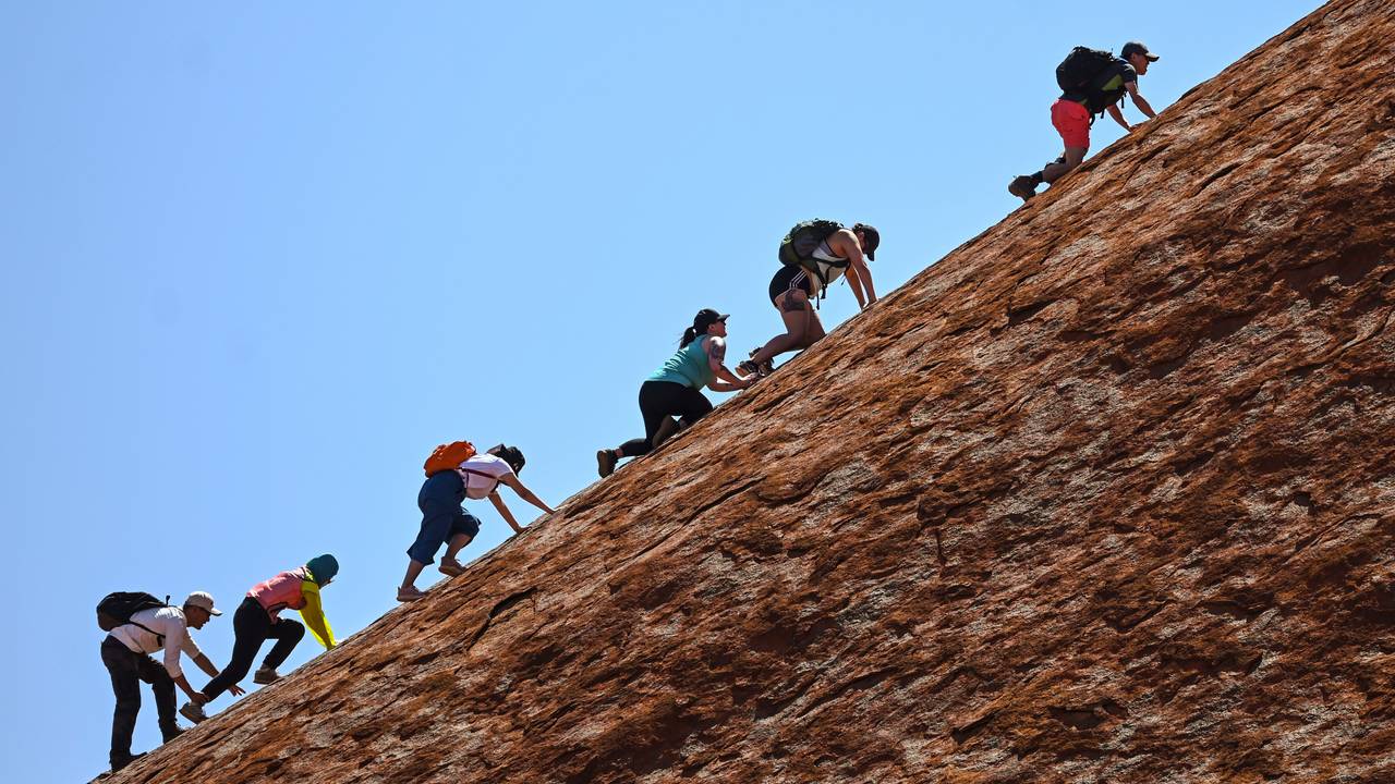 Turister på vei opp Uluru den aller siste dagen.