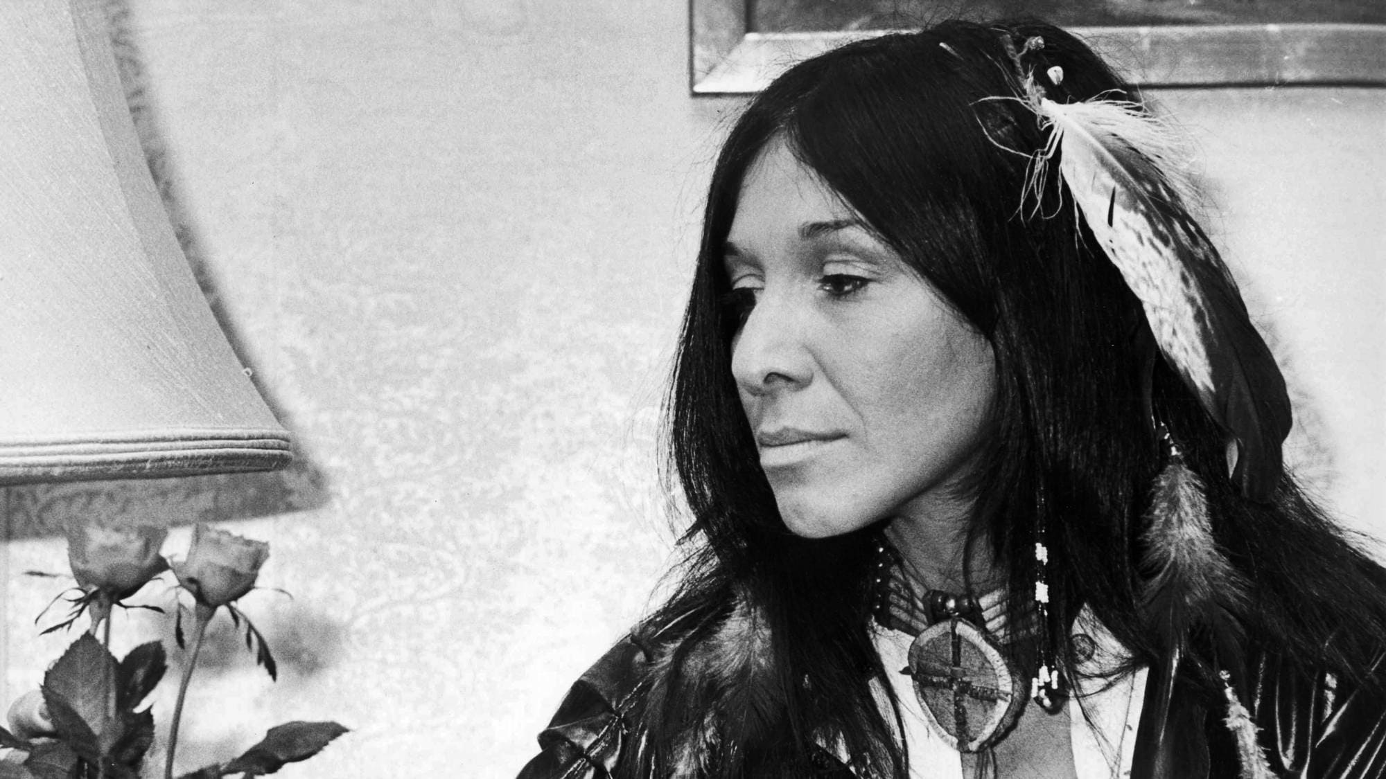 Buffy Sainte-Marie med langt hår (Bildebeskrivelsen er laget av en KI-tjeneste)