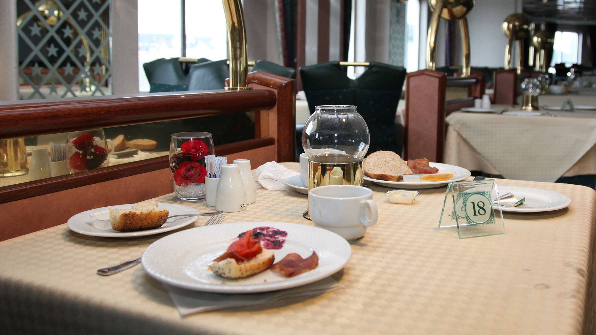Ålesund 20110919.
Ombord på hurtigruta MS Nordlys. Forlatt frokost i restauranten på fjerde dekk etter brannen i forrige uke.
Foto: TV2 POOL / Ben Fylling / Scanpix