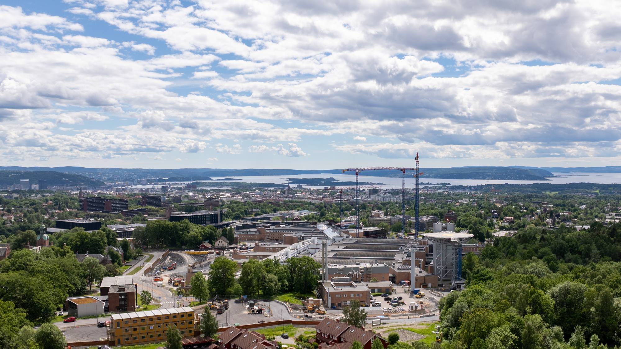 Dronebilde av Rikshospitalet med byen og fjorden i bakgrunnen