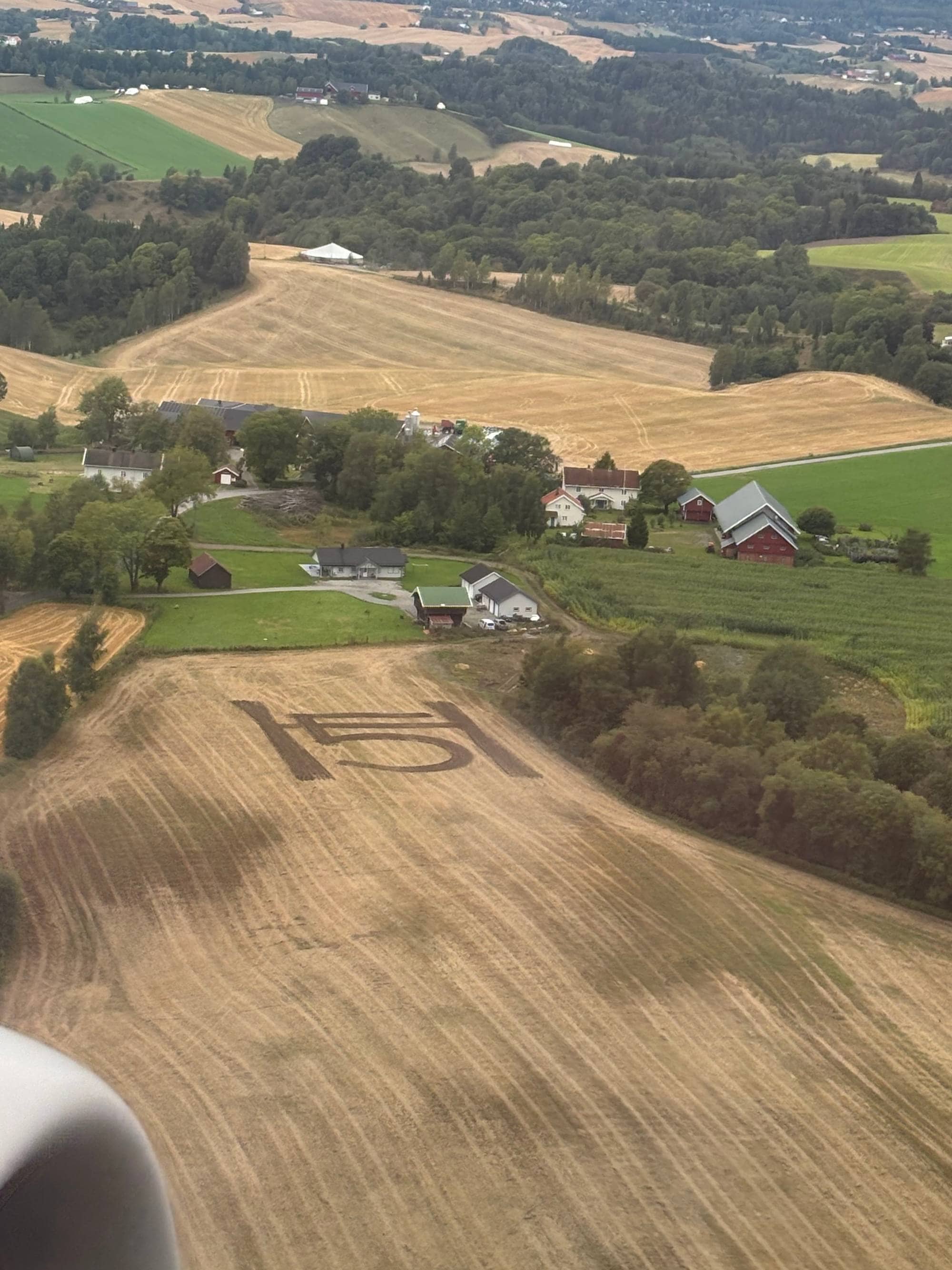 Kong Haralds monogram på åker ved Gardermoen