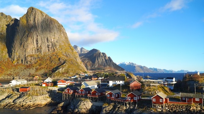 Fjell og røde rorbuer i Lofoten. Sett fra Hamnøy bru Reine Moskenes.