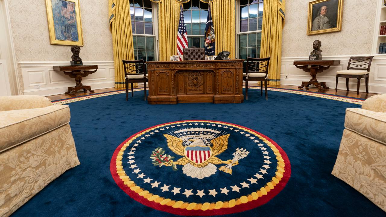 Det ovale kontor i Det hvite hus etter at Jon Biden har overtatt. Teppet har det amerikanske presidentseglet i midten.