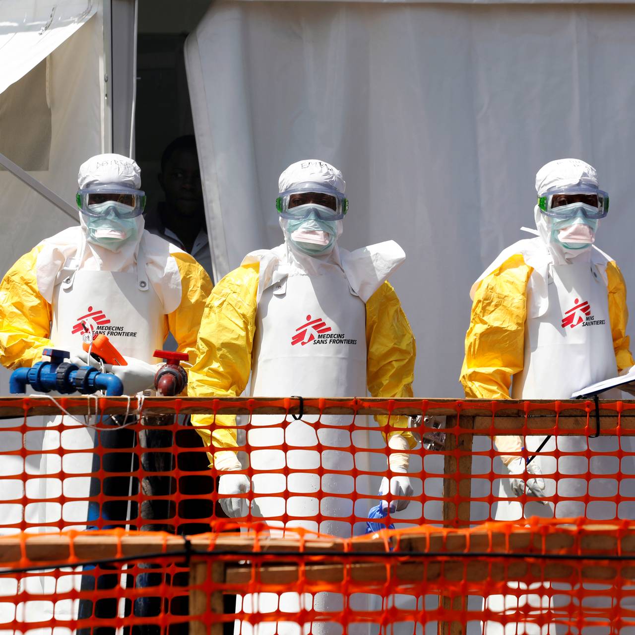 Helsearbeidere i Kongo som bekjemper ebola må ha beskyttelsesdrakter 