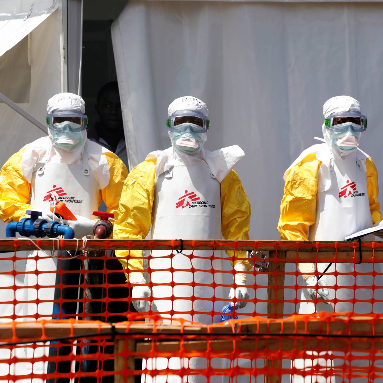 Helsearbeidere i Kongo som bekjemper ebola må ha beskyttelsesdrakter