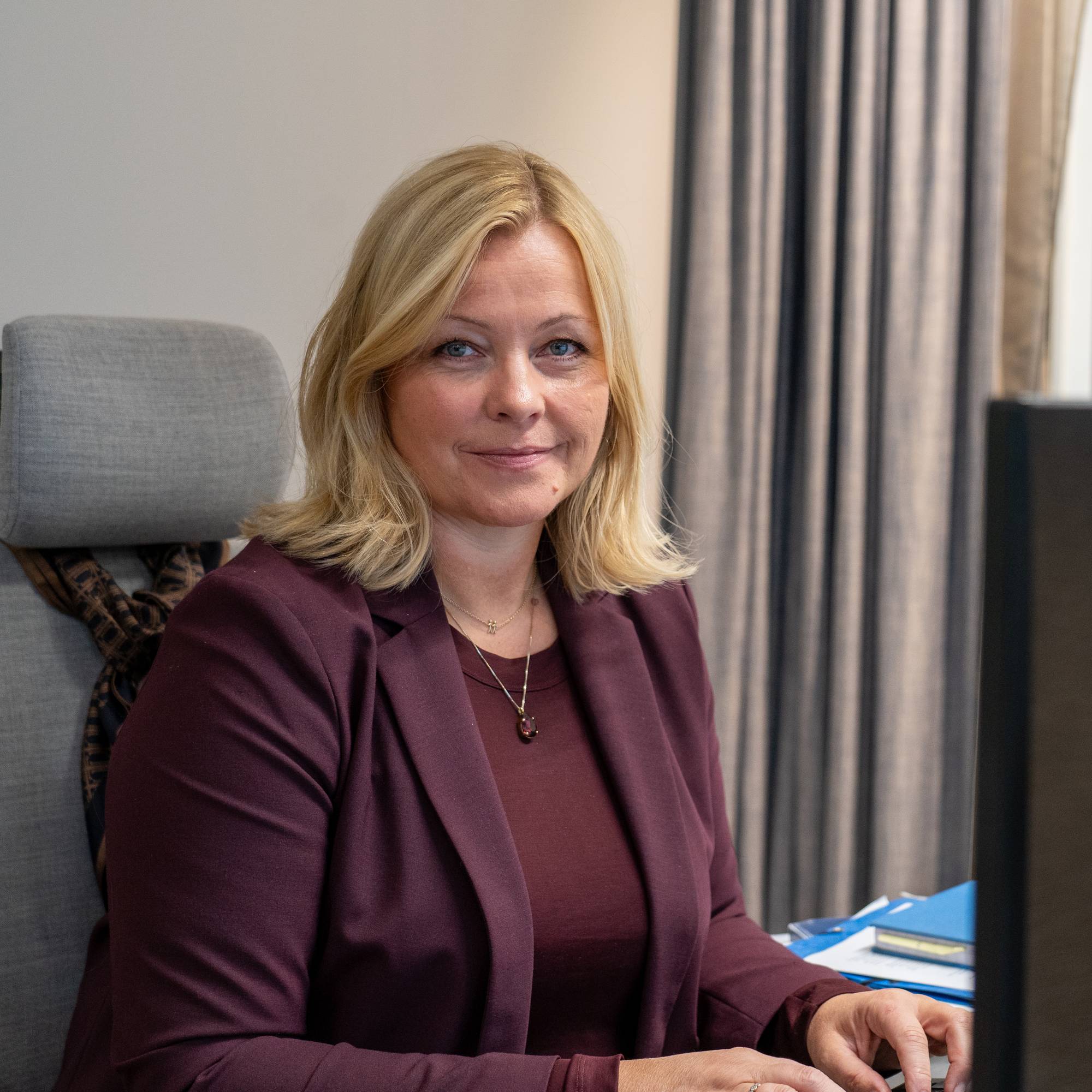 
Kjersti Stenseng, Arbeids- og inkluderingsminister (AP) på sitt kontor