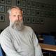 Håkon Vatnar Olsen / NRK Mann med skjegg sitter i kommunestyresal