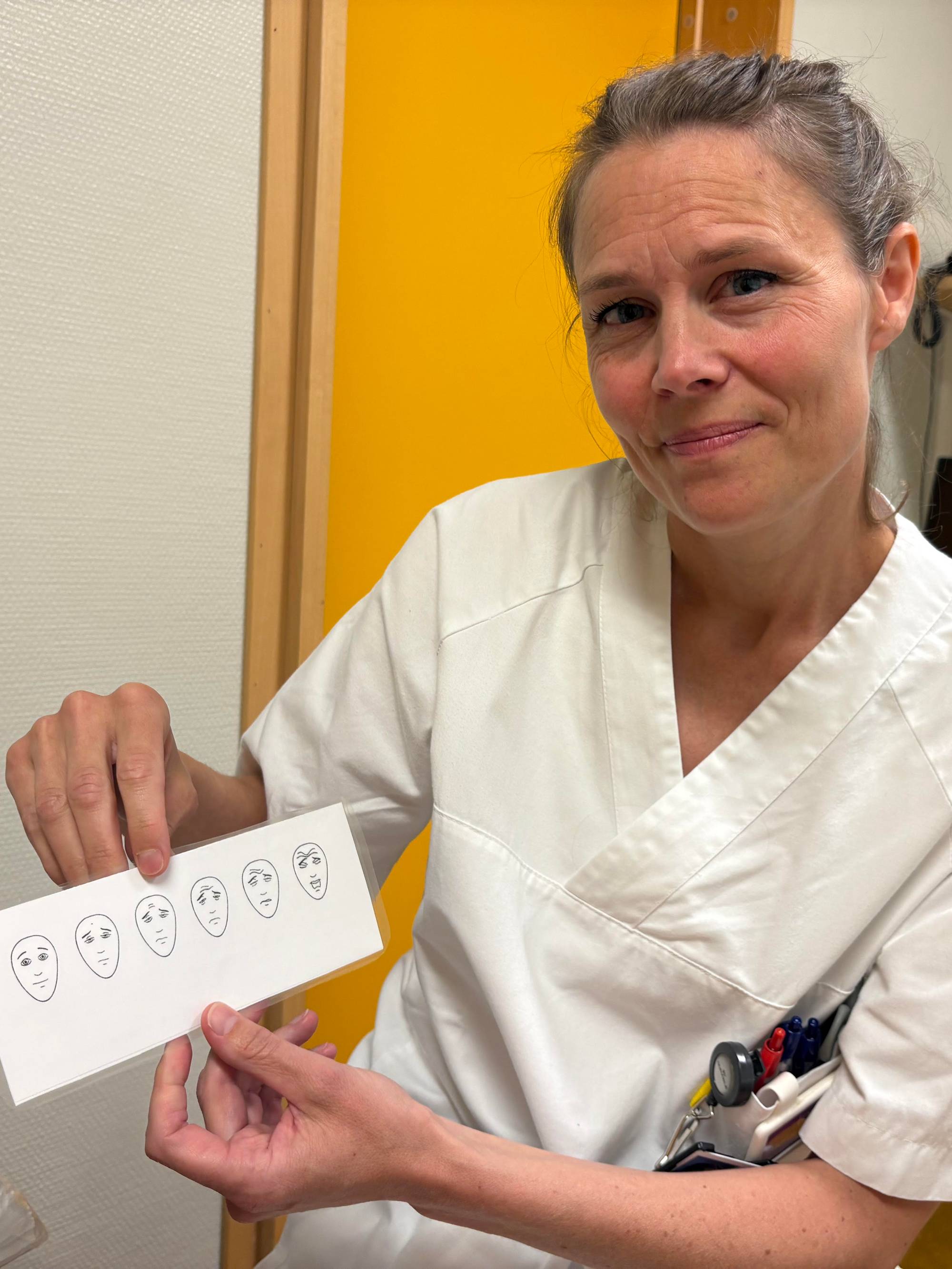 sjukepleiar på pasientrom