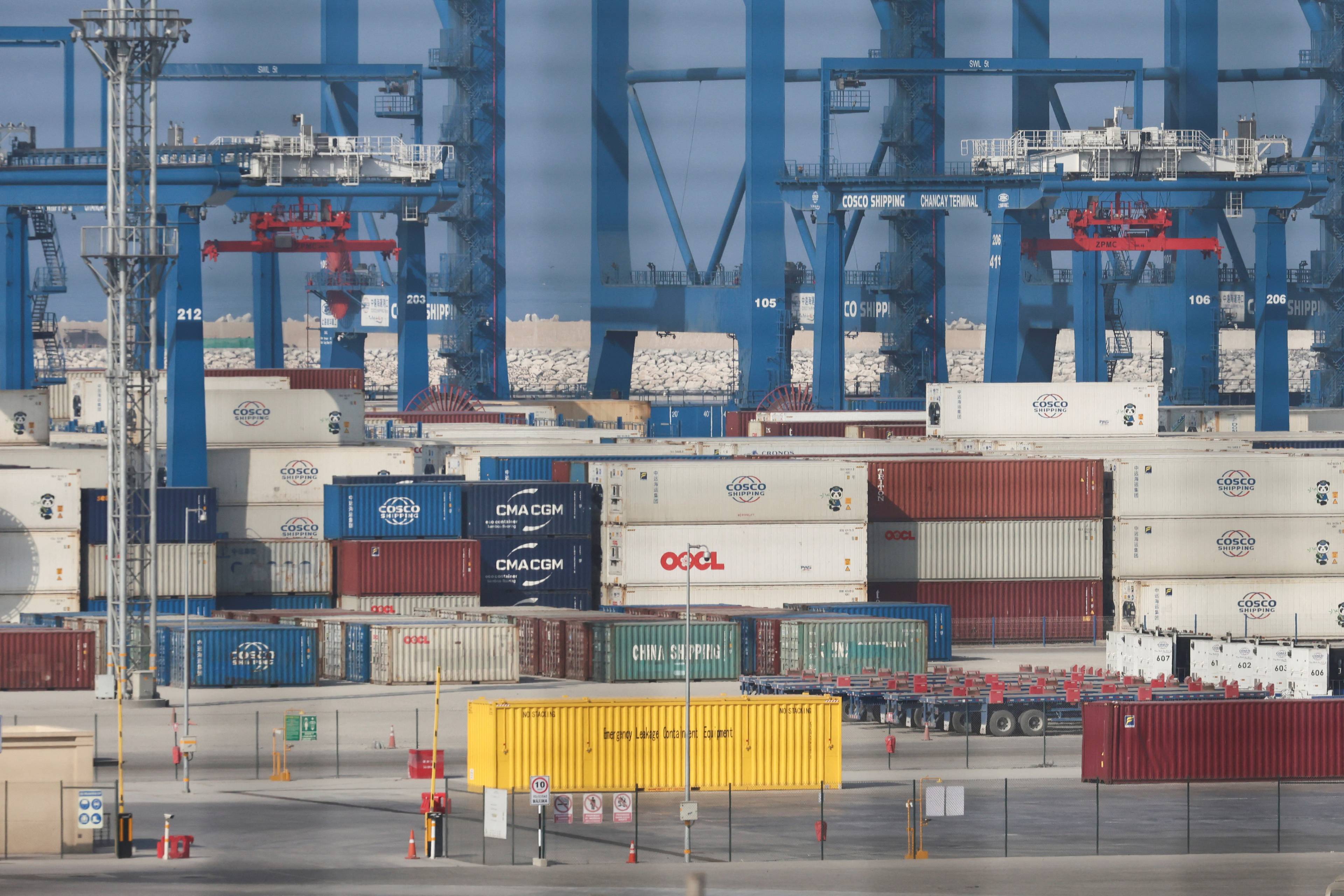 Stabel av containere og lastekraner ved en havneterminal.